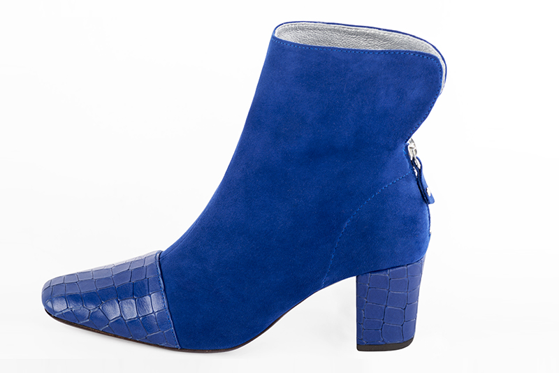 Electric blue women's ankle boots with a zip at the back. Square toe. Medium block heels. Profile view - Florence KOOIJMAN